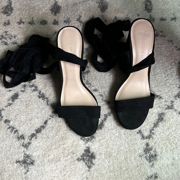 Black Tie up heels - Picture 1 of 3